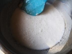 盖上保鲜膜放冰箱冷藏室发酵，发酵好在面糊明显变多，有很多泡泡