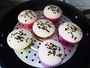 焖2分钟后开盖，稍冷却即可脱模食用