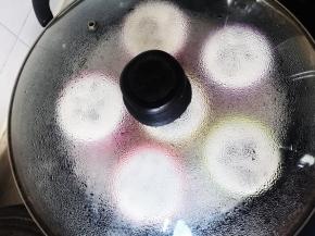 冷水上锅，大火开锅后转中火蒸20分钟关火