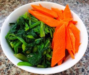 菠菜和胡萝卜切好