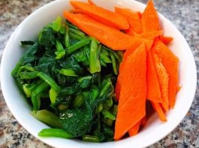 菠菜和胡萝卜切好