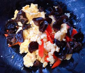 放入木耳和炒好的鸡蛋大火快速翻炒