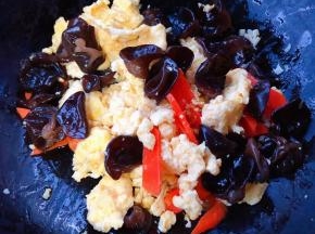 放入木耳和炒好的鸡蛋大火快速翻炒