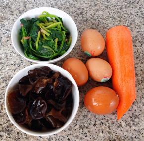 准备原材料木耳、菠菜、胡萝卜、鸡蛋备用