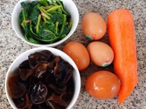 准备原材料木耳、菠菜、胡萝卜、鸡蛋备用