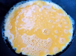 锅中倒入底油加热再倒入搅好的蛋液