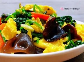 鲜美可口的菠菜木耳炒鸡蛋装入盘中就大功告成了