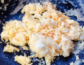 鸡蛋炒至成形八成熟即可