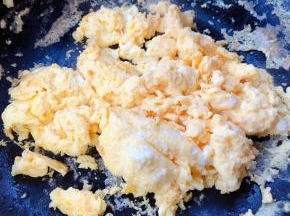 鸡蛋炒至成形八成熟即可