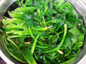 焯好水的菠菜立即放入冷水中过凉洗净沥干水份