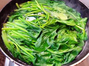 新鲜的菠菜摘好洗净放入开水中焯水菠菜刚刚变色即可不可时间过长