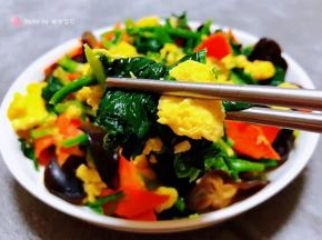 菠菜鸡蛋木耳入口鲜嫩脆香口感一级棒