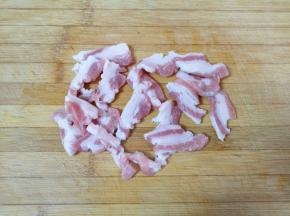 五花肉切成片备用。