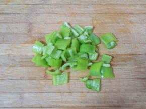 青椒去籽洗干净切成小块。