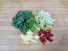 小蒜蒜白蒜叶分开切，生姜切成片，干红辣椒掰成小段。