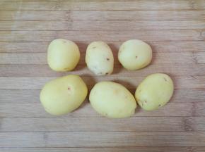 小土豆去皮洗干净。