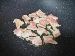 炒锅内倒适量的食用油烧热，放入五花肉。