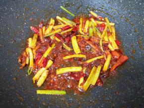 加入豆瓣酱炒出红油。