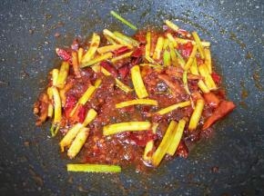 加入豆瓣酱炒出红油。