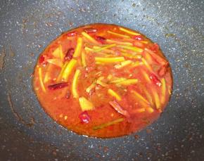 加入水烧开，放盐（因为豆瓣酱很咸，所以建议尝一下味道再放盐）调味。