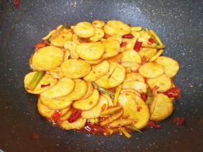 下入炸好的土豆片翻炒均匀。