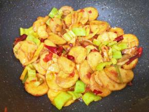 下入青椒翻炒至断生。