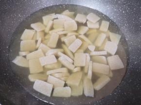 锅里放水烧开，下入魔芋焯水至表面变硬。