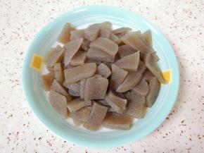 捞出过凉水，控一下水分备用。