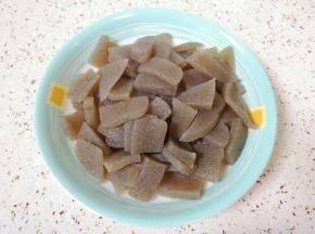 捞出过凉水，控一下水分备用。