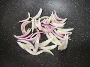 炒锅内倒适量的食用油烧热，下入洋葱炒香。