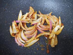 加入豆瓣酱翻炒均匀。