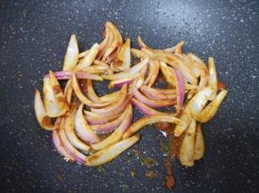 加入豆瓣酱翻炒均匀。