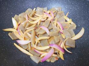 下入焯过水的魔芋翻炒均匀。