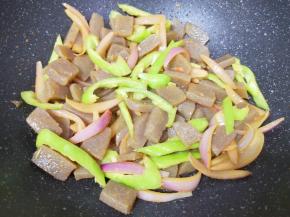 下入青椒翻炒至断生。