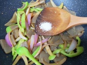 放蘑菇精增加口感。