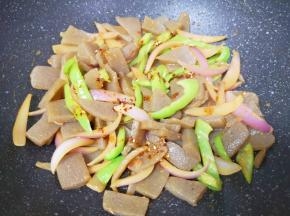 淋入辣椒油。