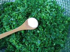 放入盆里，加入食用碱抓匀。