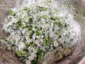 分次加入面粉，先用手抓成絮状。