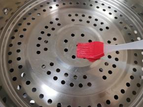 蒸锅内放水，篦子上刷上一层食用油。