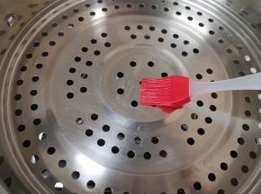 蒸锅内放水，篦子上刷上一层食用油。