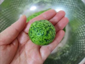 揪一小块菜团搓圆。