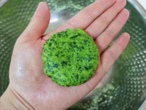 用手掌压扁成饼状。