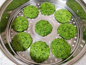 放在篦子上，凉水上锅，上汽后调中火蒸25分钟关火。