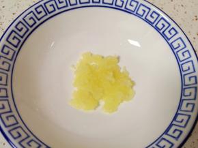 接下来调一个蘸汁:大蒜用压蒜器压成末放在碗里。