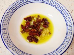 浇在蒜末上炝出香味。