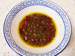 根据自己的口味放盐、鸡精、香醋和生抽搅拌均匀，蘸汁就调好了。