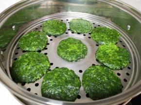 时间到打开锅盖，绿油油的菜饼看起来特别有胃口。
