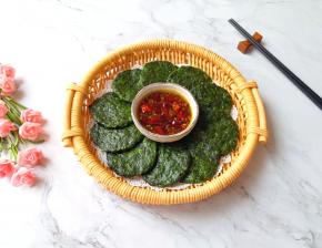 将菜饼摆好，放上蘸汁。