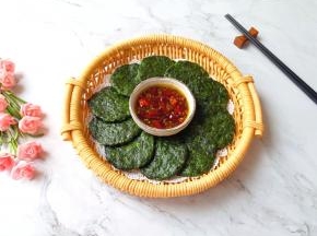 将菜饼摆好，放上蘸汁。