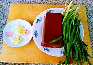 准备原材料韭菜、鸭血、蒜、姜